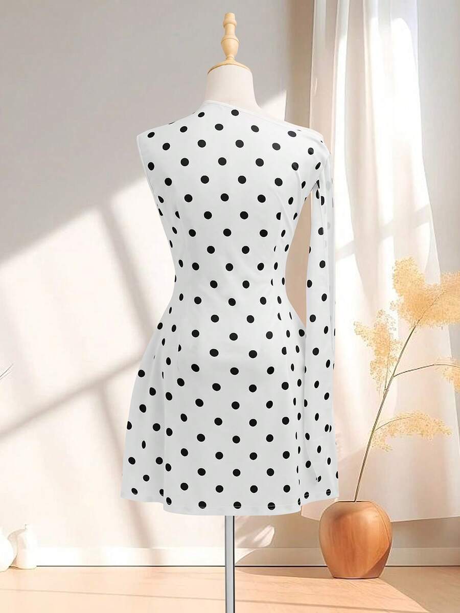 SHEIN فستان أبيض قصير بنقشة نقاط ورباط على الكتف بدون أكمام