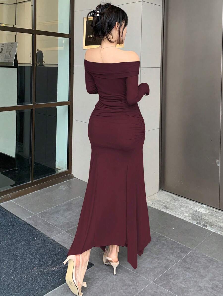 SHEIN Wynsel فستان بلون عنابي عاري الكتف بتصميم ملتوي بأكمام طويلة