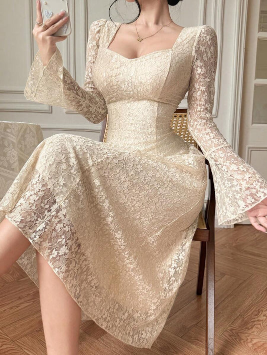 SHEIN DAZY فستان بيج دانتيل بياقة وأكمام واسعة أنيقة