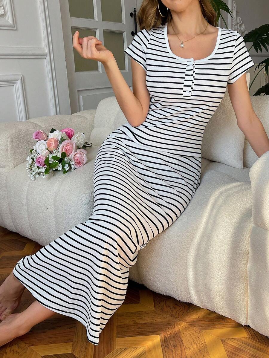 SHEIN فستان منزلي قصير الأكمام بياقة مربعة مزين بخطوط