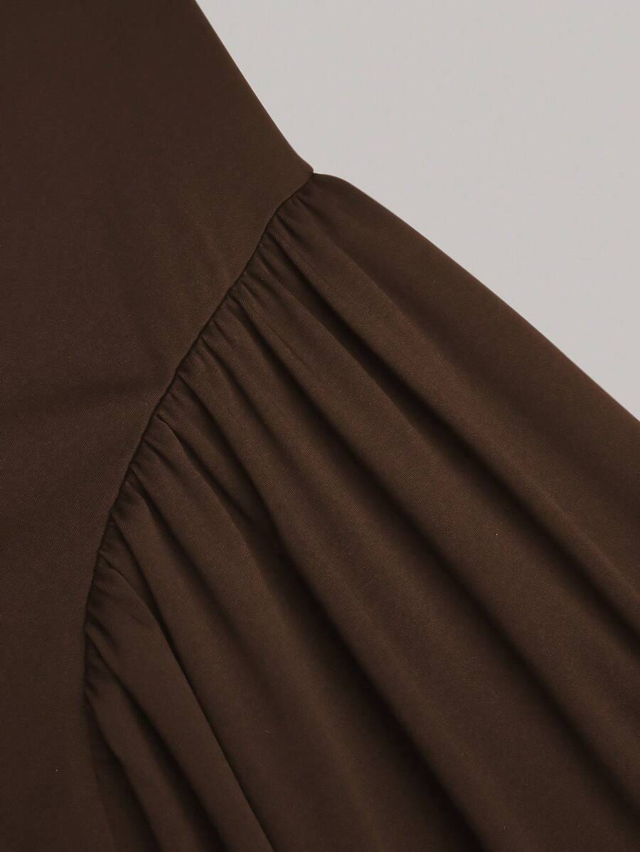 SHEIN Belle فستان بني متوسط الطول بأكمام منحرفة عن الكتف