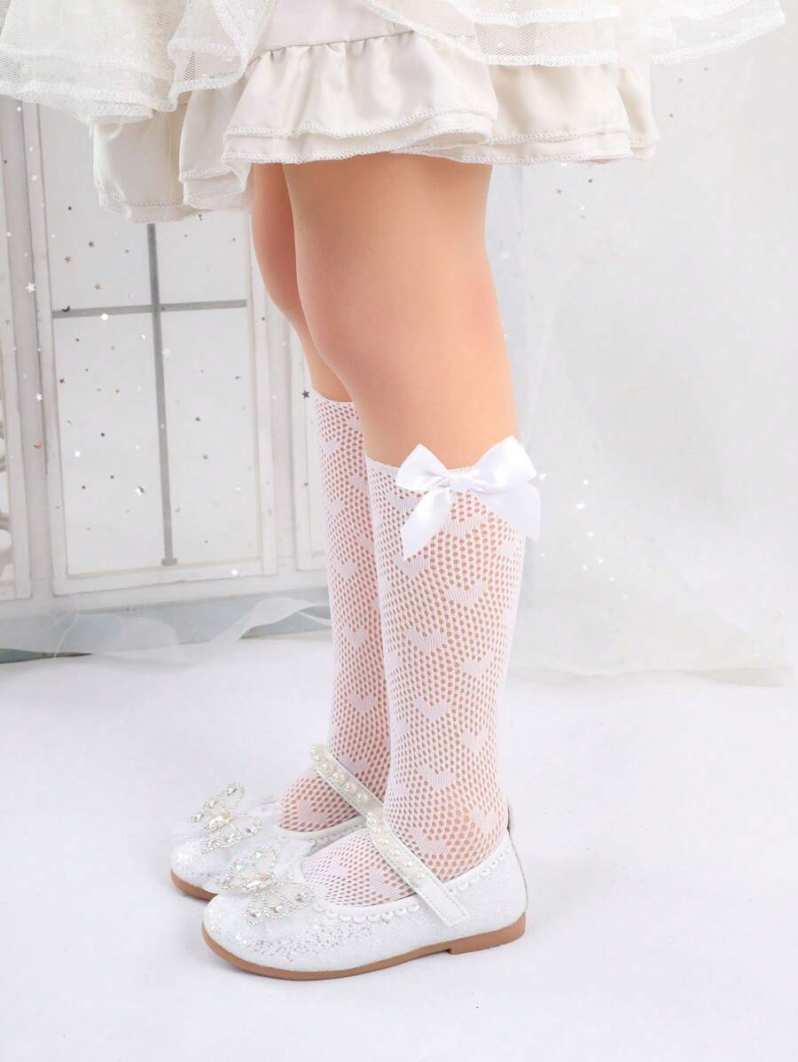 SHEIN جوارب شبكية مزينة بقلوب للفتيات الصغيرات