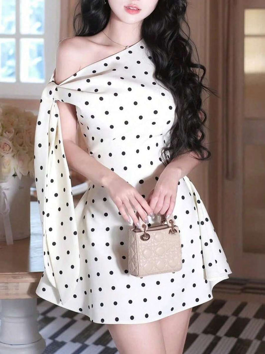 SHEIN فستان أبيض قصير بنقشة نقاط ورباط على الكتف بدون أكمام
