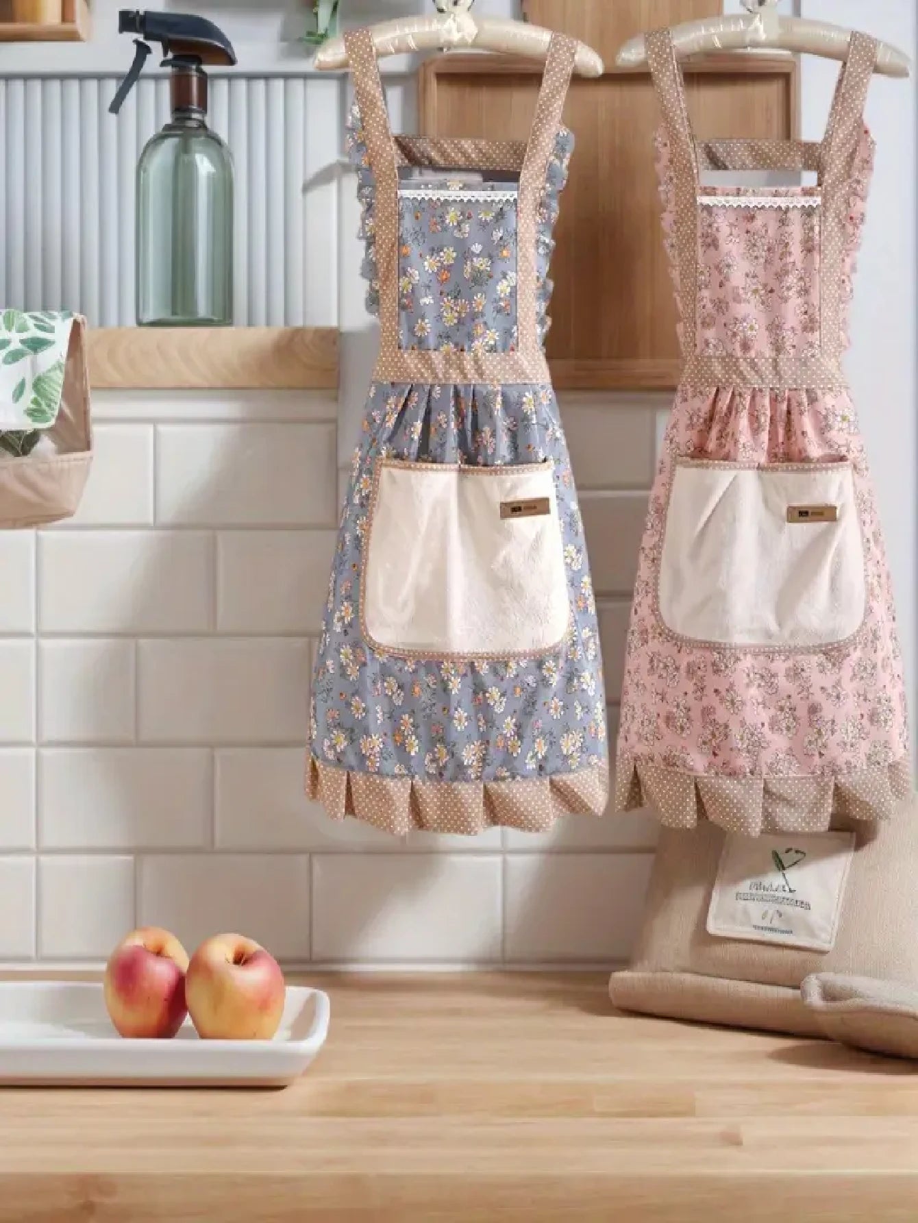 SHEIN مريلة مقاومة للماء والزيت مزخرفة بالزهور مع جيب