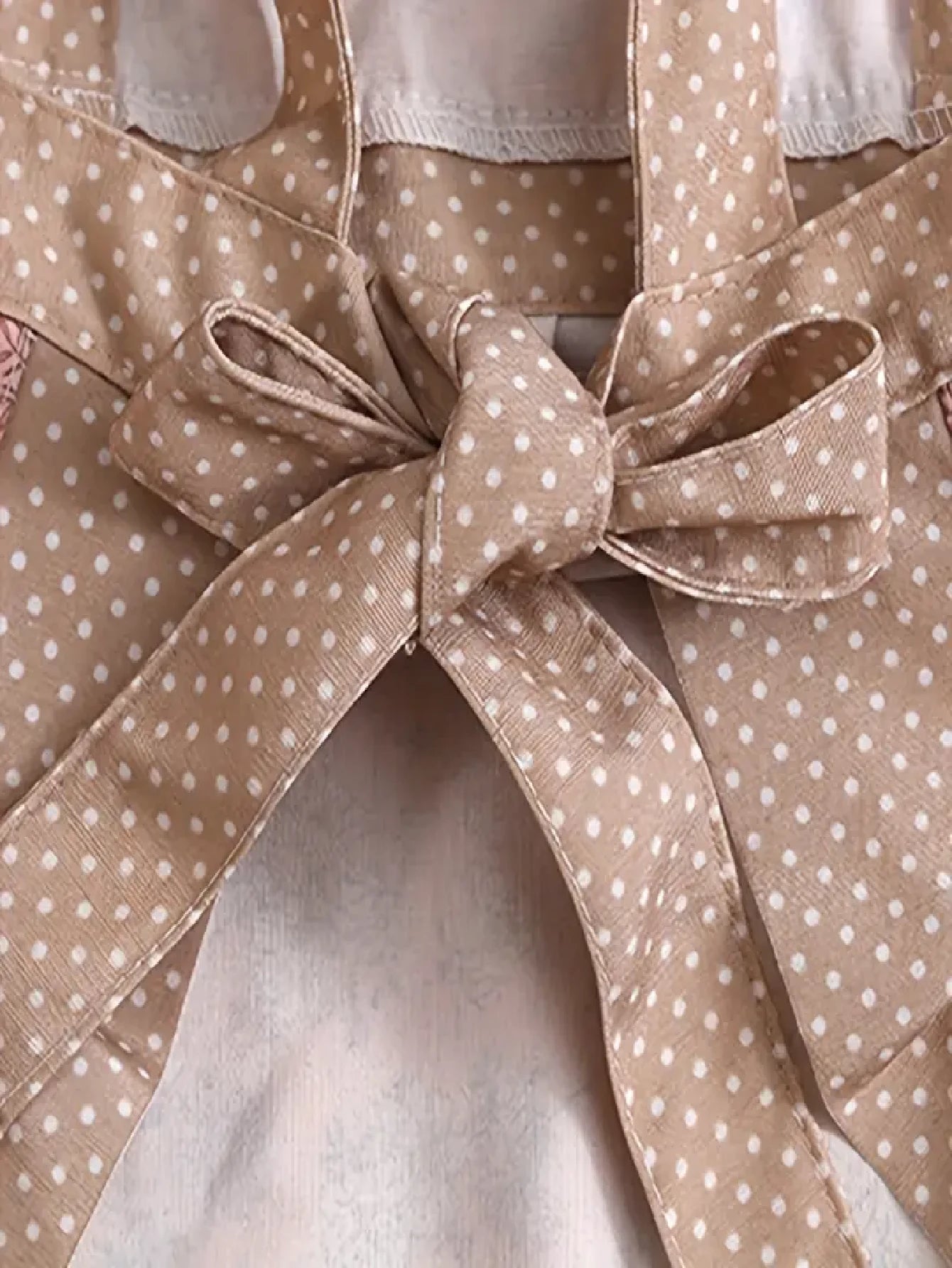 SHEIN مريلة مقاومة للماء والزيت مزخرفة بالزهور مع جيب