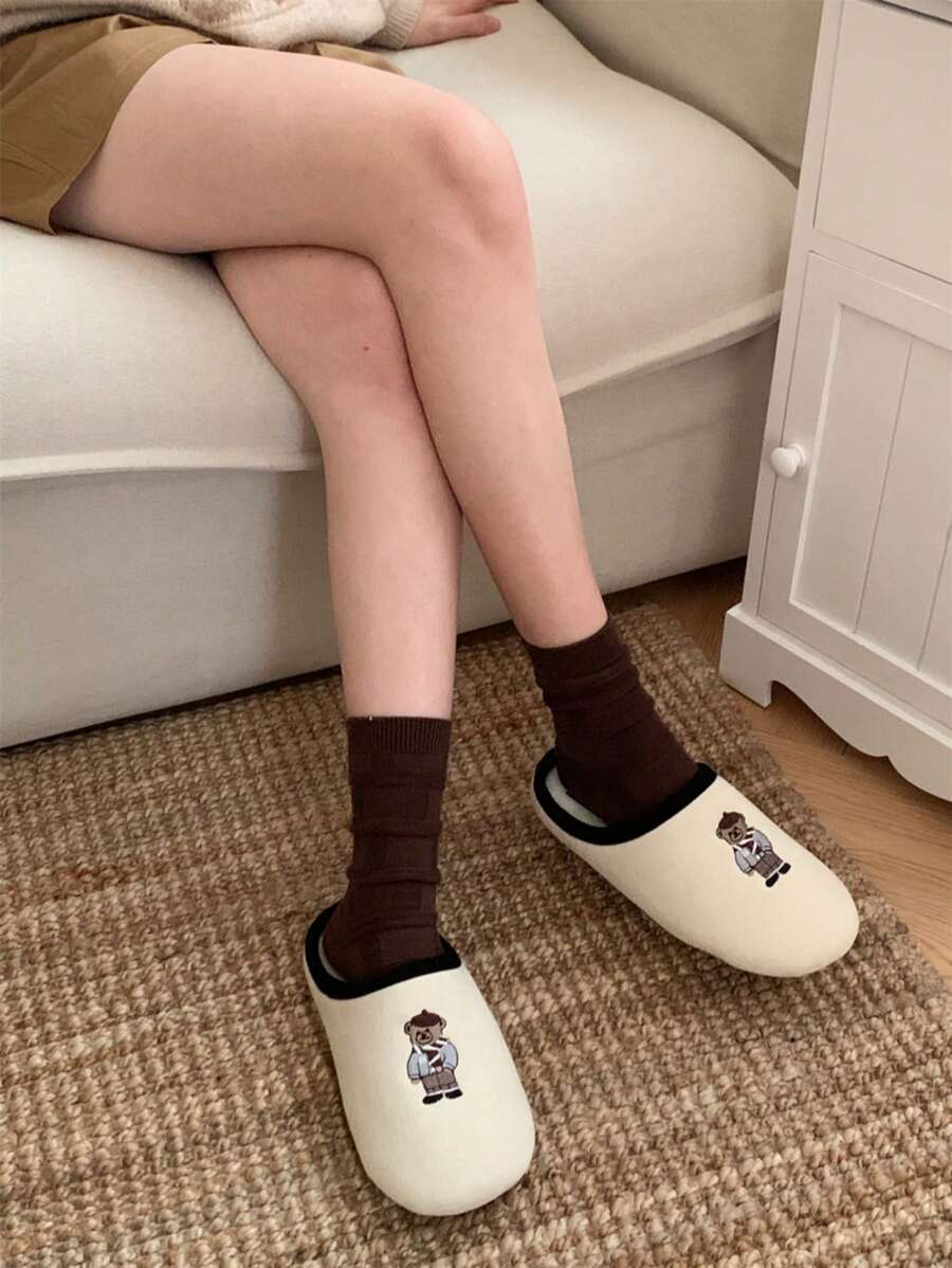 SHEIN XIXITIAO شبشب ابيض مطرز بشكل دب مسطح ومريح