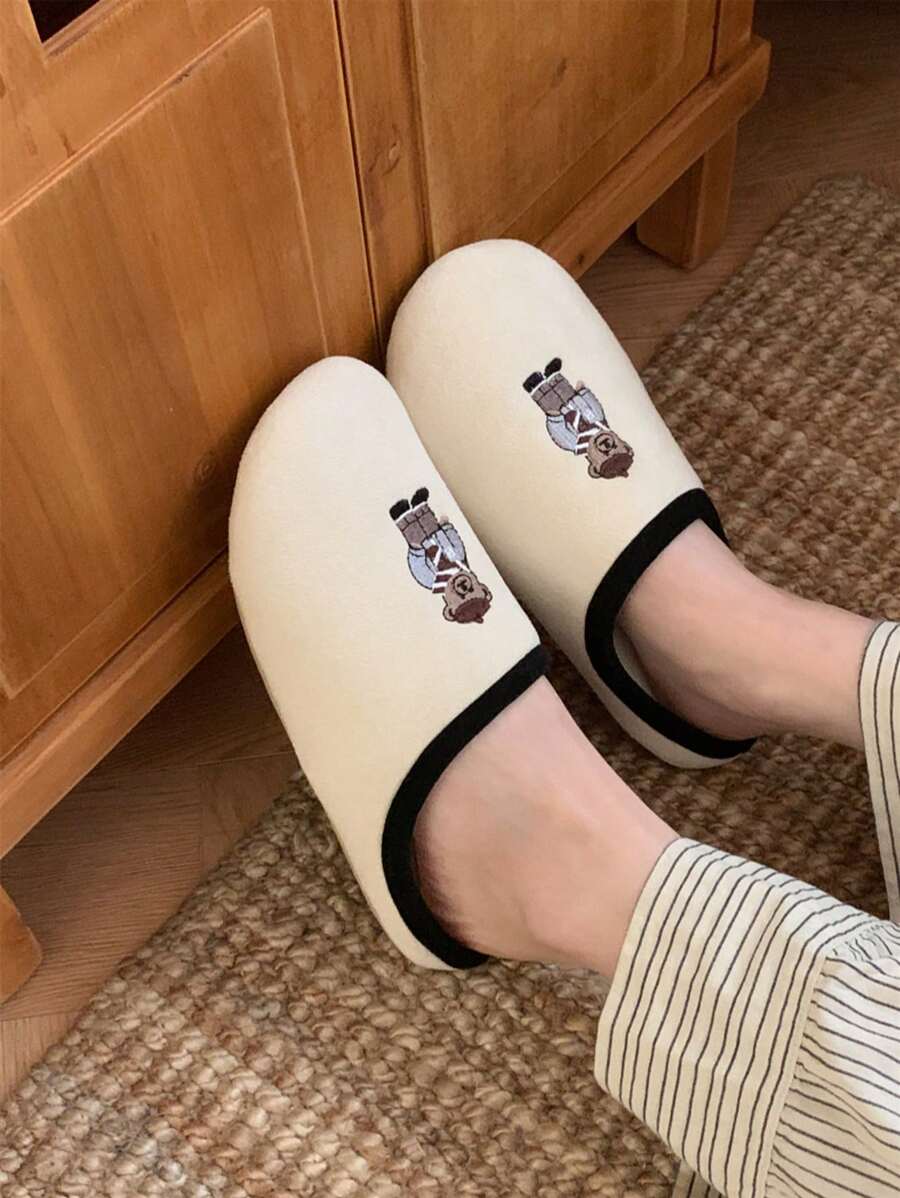 SHEIN XIXITIAO شبشب ابيض مطرز بشكل دب مسطح ومريح