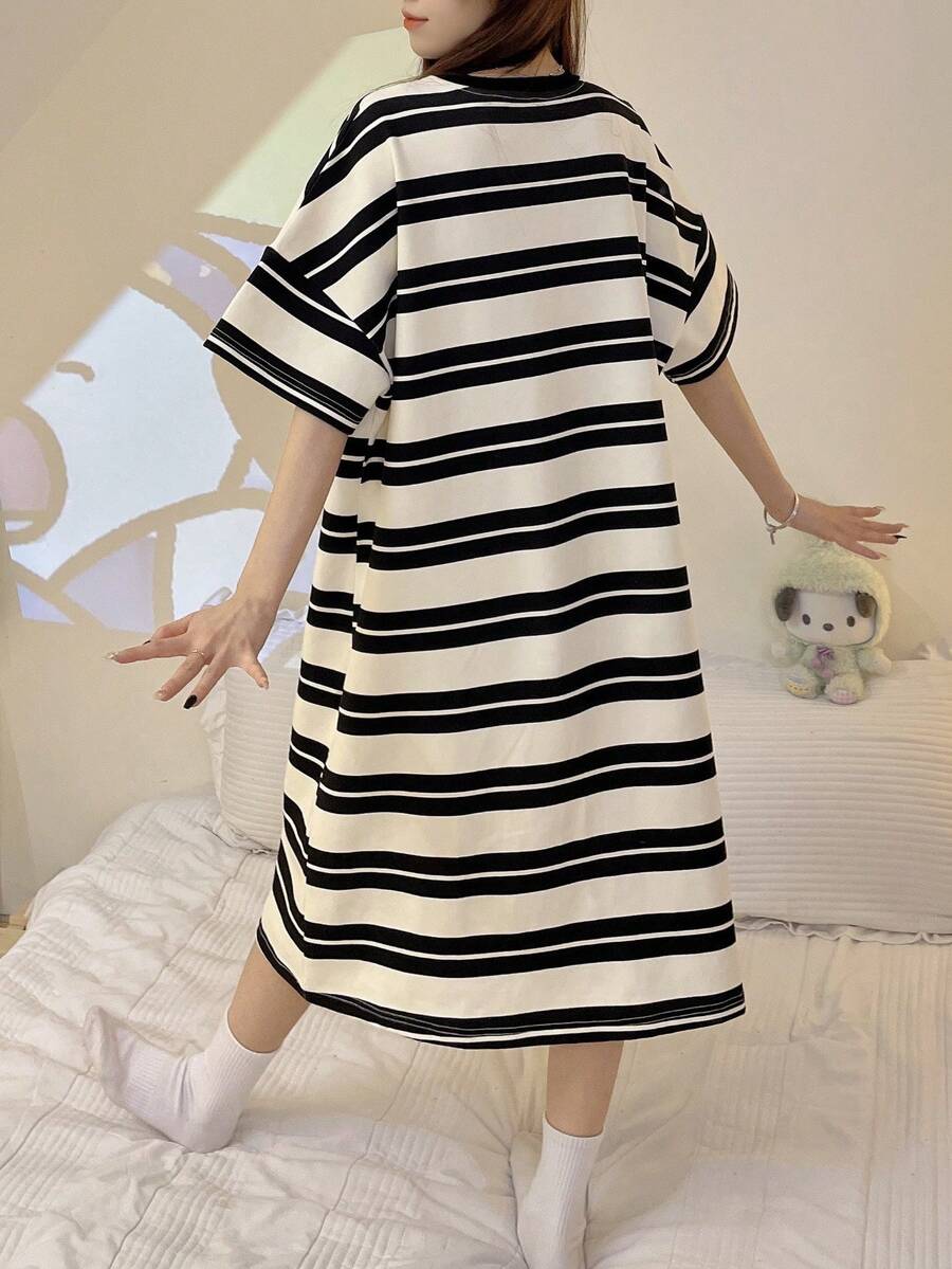 SHEIN فستان نوم مخطط قصير الأكمام بجيب بتصميم كلب كرتوني