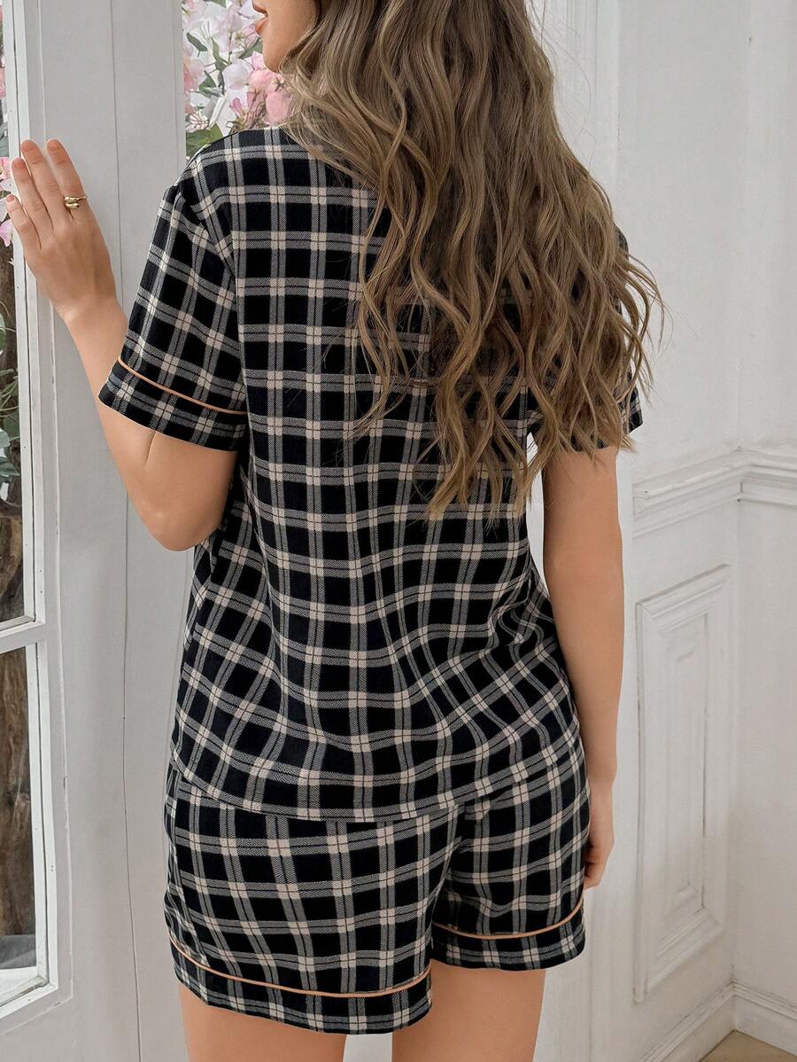 SHEIN طقم بيجامة قصير الأكمام وشورت بطبعة اسكتلندية