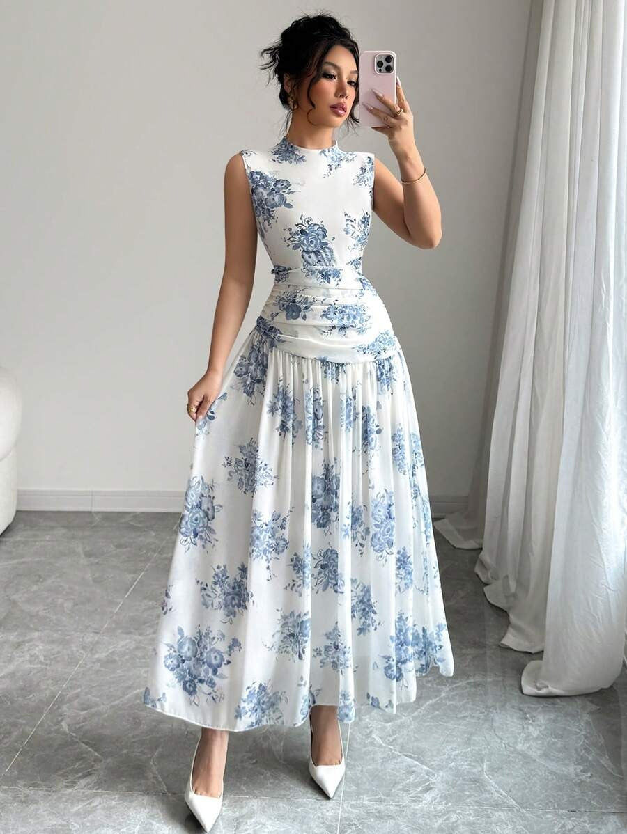 SHEIN Modelyn فستان نسائي أنيق بدون أكمام بلون أبيض بطبعة زهور زرقاء ناعمة