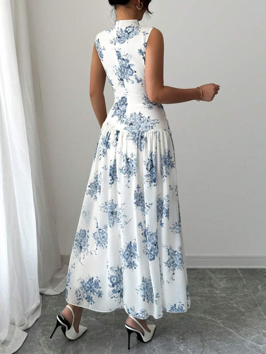 SHEIN Modelyn فستان نسائي أنيق بدون أكمام بلون أبيض بطبعة زهور زرقاء ناعمة