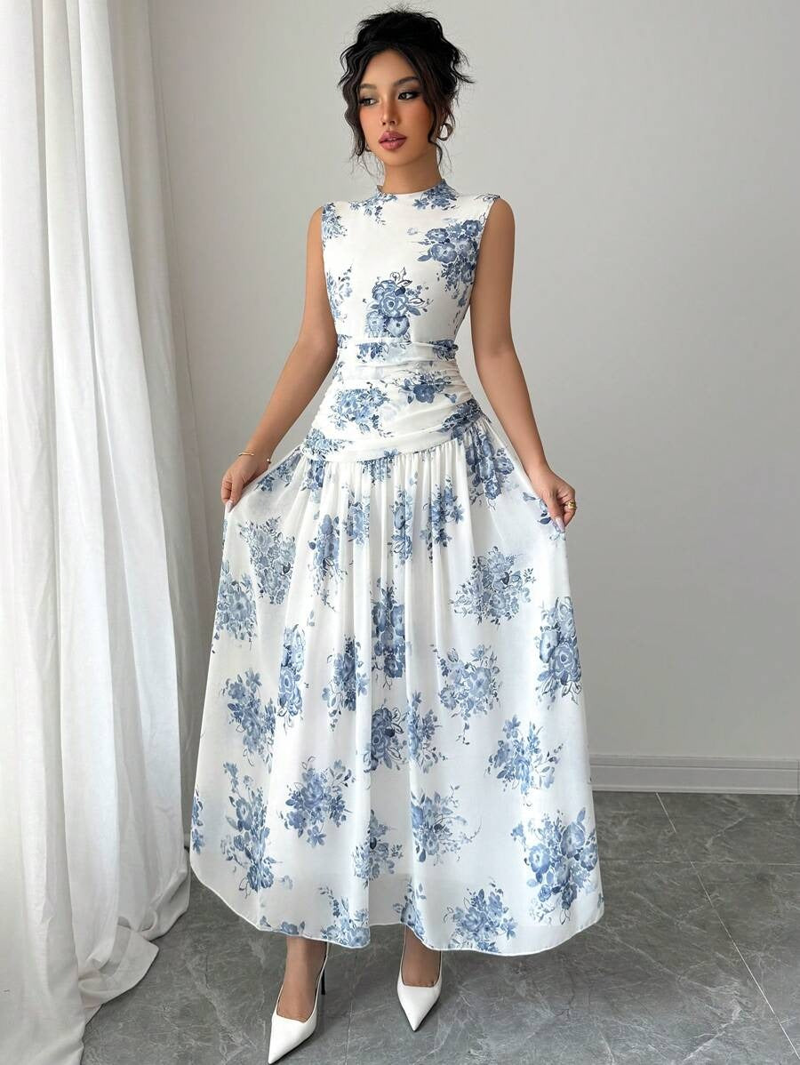 SHEIN Modelyn فستان نسائي أنيق بدون أكمام بلون أبيض بطبعة زهور زرقاء ناعمة