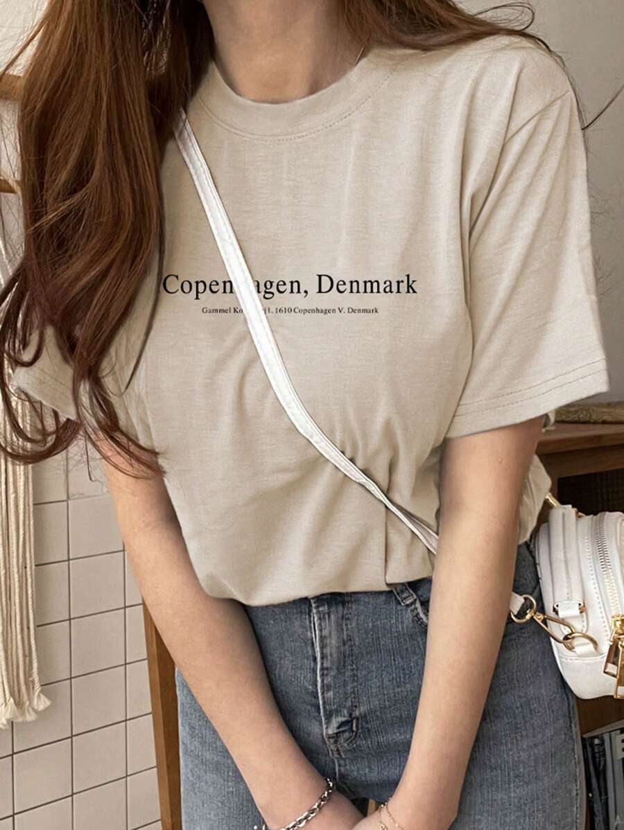SHEIN DAZY تي شيرت نسائي بطباعة شعار بياقة دائرية بلون بيج