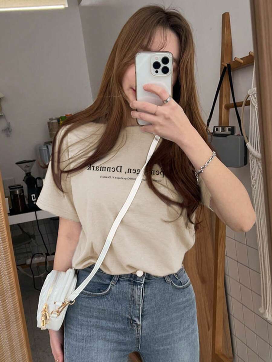 SHEIN DAZY تي شيرت نسائي بطباعة شعار بياقة دائرية بلون بيج