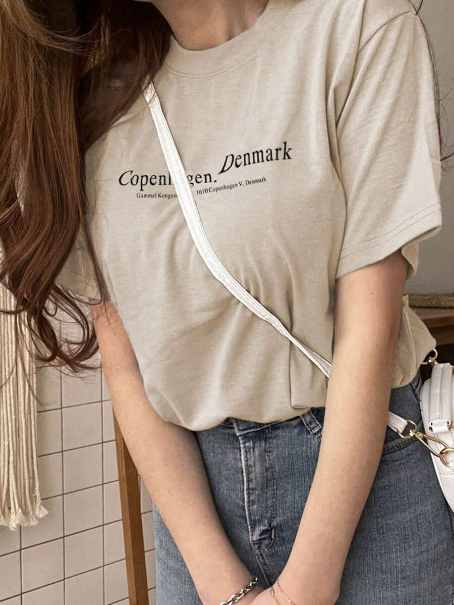 SHEIN DAZY تي شيرت نسائي بطباعة شعار بياقة دائرية بلون بيج