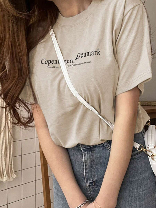 SHEIN DAZY تي شيرت نسائي بطباعة شعار بياقة دائرية بلون بيج