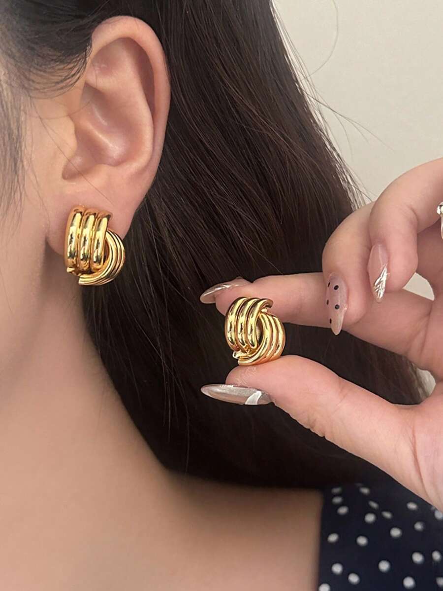 SHEIN زوج أقراط هندسية بسيطة وأنيقة للنساء باللون الذهبي