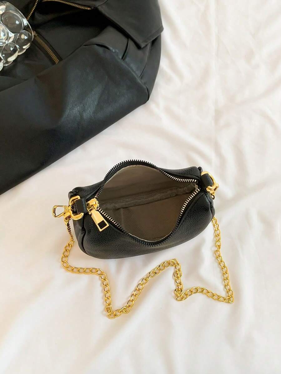 SHEIN حقيبة يد سوداء بسلسلة هلال القمر عصرية مزينة بالحروف