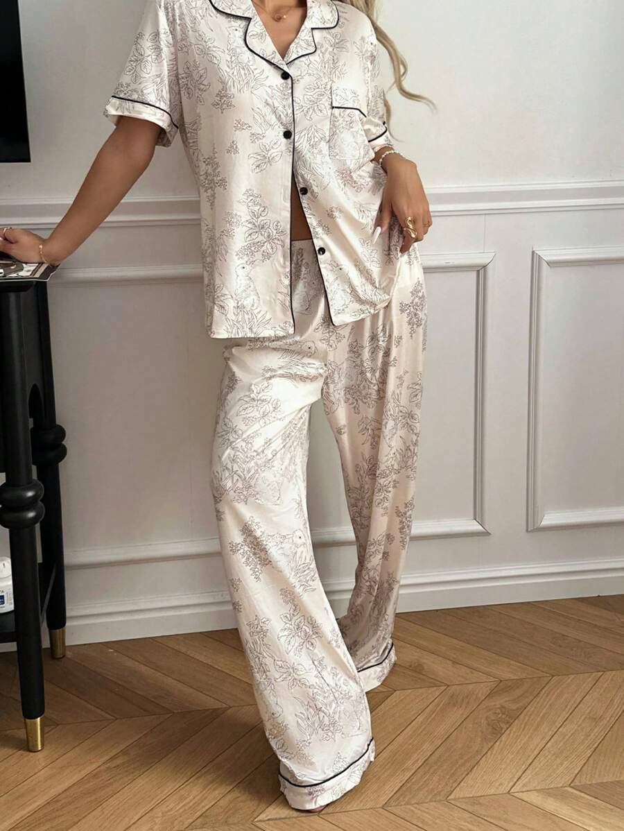 SHEIN طقم بيجامةسروال أكمام قصيرة وطوق مزخرف بطبعات الأرنب والأشجار الزهرية