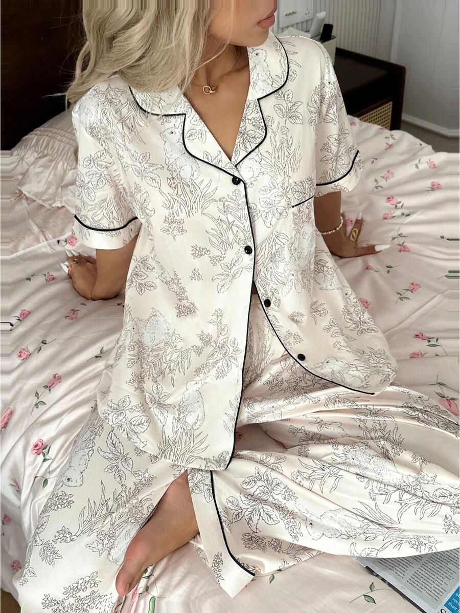 SHEIN طقم بيجامةسروال أكمام قصيرة وطوق مزخرف بطبعات الأرنب والأشجار الزهرية
