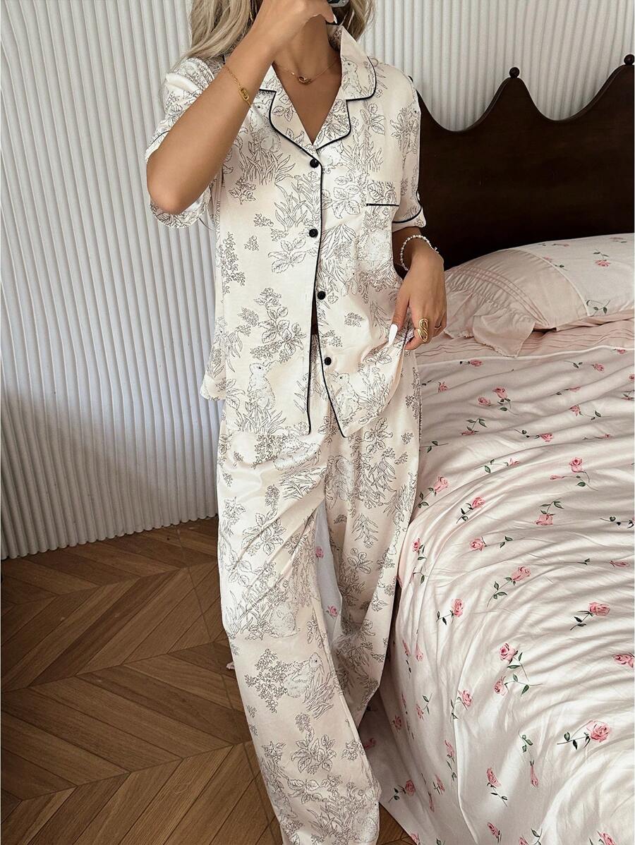 SHEIN طقم بيجامةسروال أكمام قصيرة وطوق مزخرف بطبعات الأرنب والأشجار الزهرية