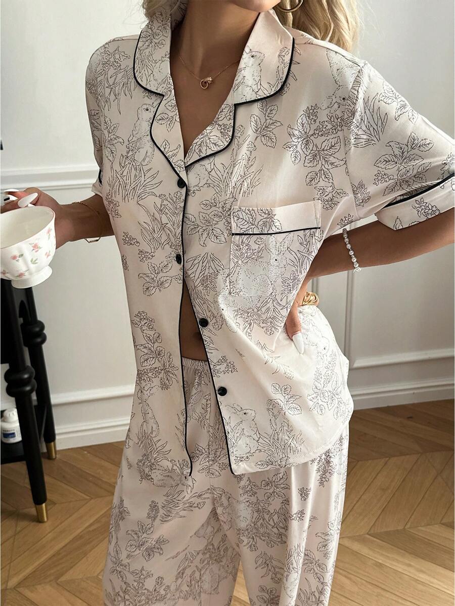 SHEIN طقم بيجامةسروال أكمام قصيرة وطوق مزخرف بطبعات الأرنب والأشجار الزهرية