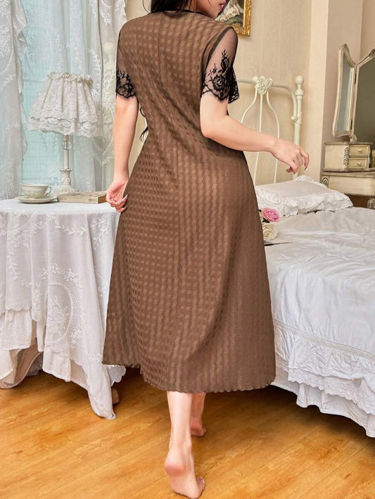 SHEIN Dream Adore فستان نوم جاكار مزين بدانتيل بأكمام قصيرة وكتف شفاف