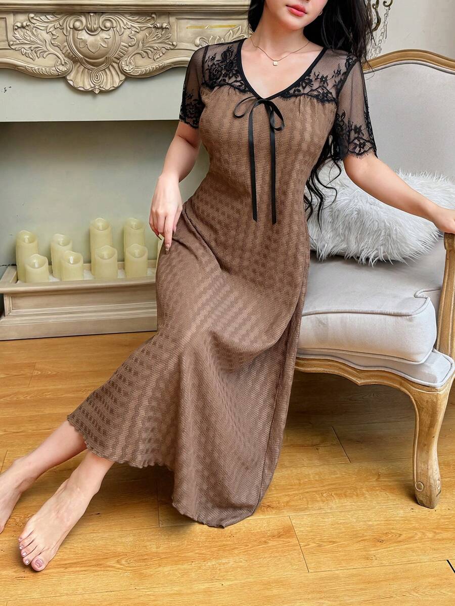 SHEIN Dream Adore فستان نوم جاكار مزين بدانتيل بأكمام قصيرة وكتف شفاف