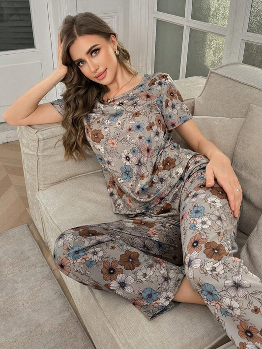 SHEIN طقم بيجامة بأكمام قصيرة وسروال طويل بطباعة زهور