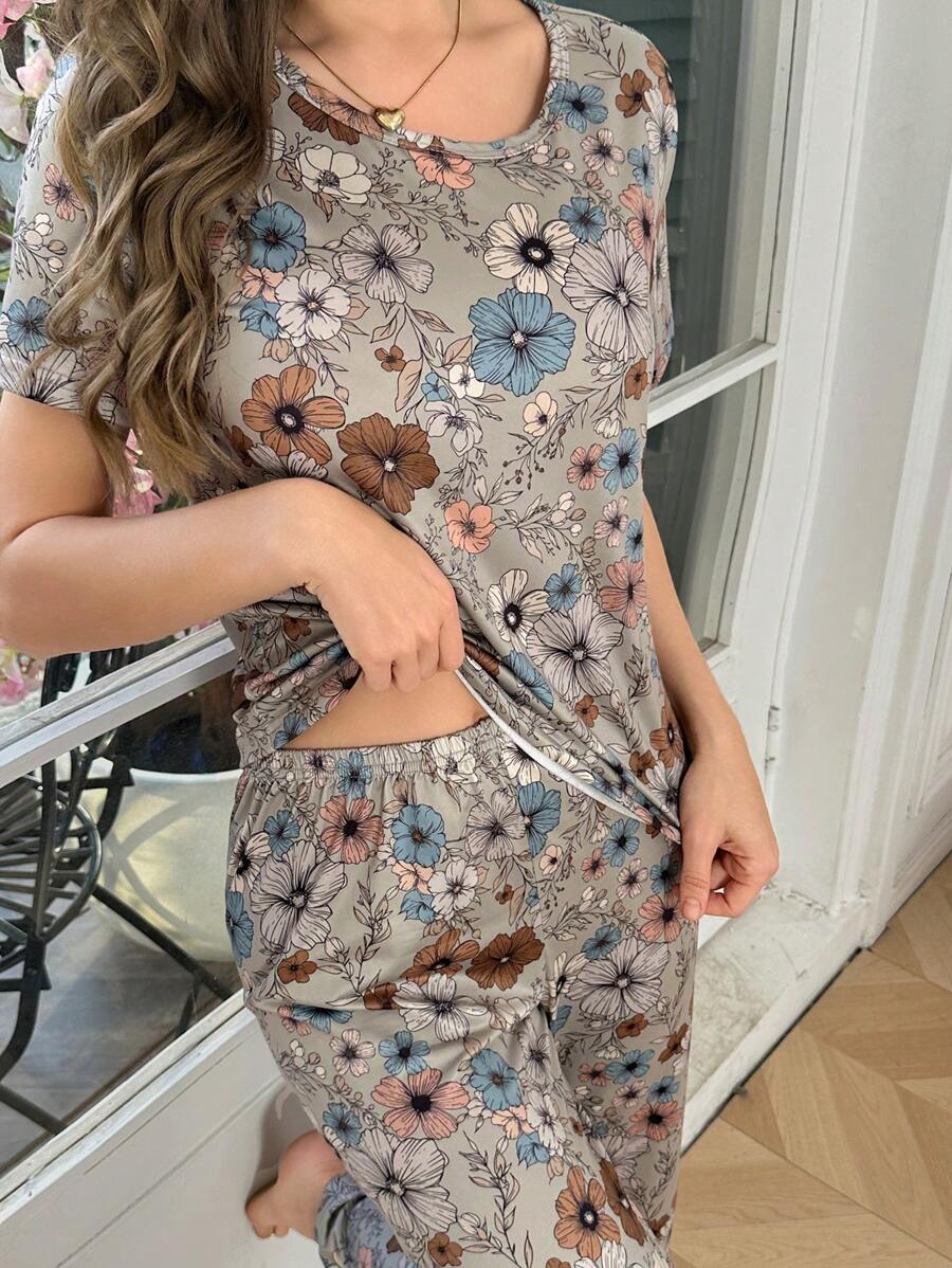 SHEIN طقم بيجامة بأكمام قصيرة وسروال طويل بطباعة زهور
