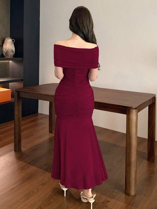 SHEIN DAZY فستان عنابي بأكتاف منحرفة وأكمام طويلة