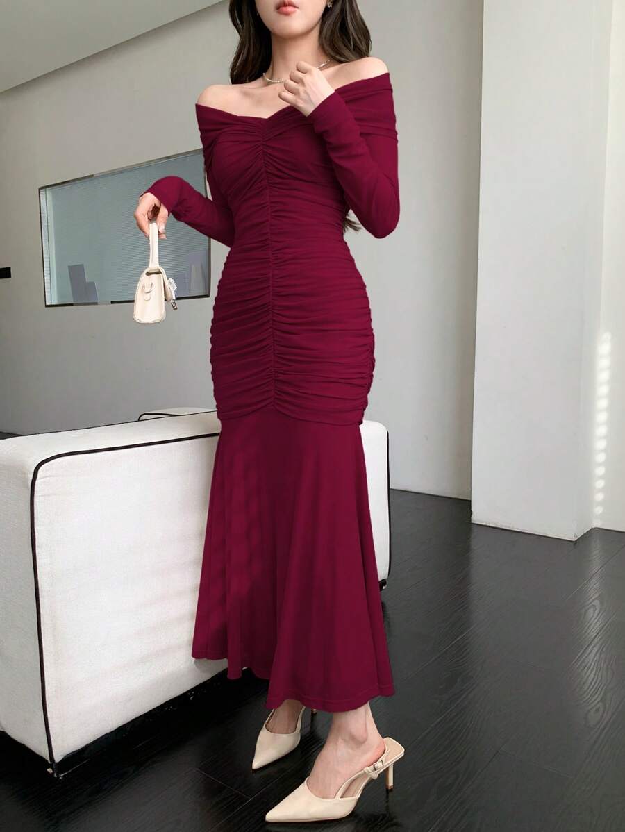 SHEIN DAZY فستان عنابي بأكتاف منحرفة وأكمام طويلة
