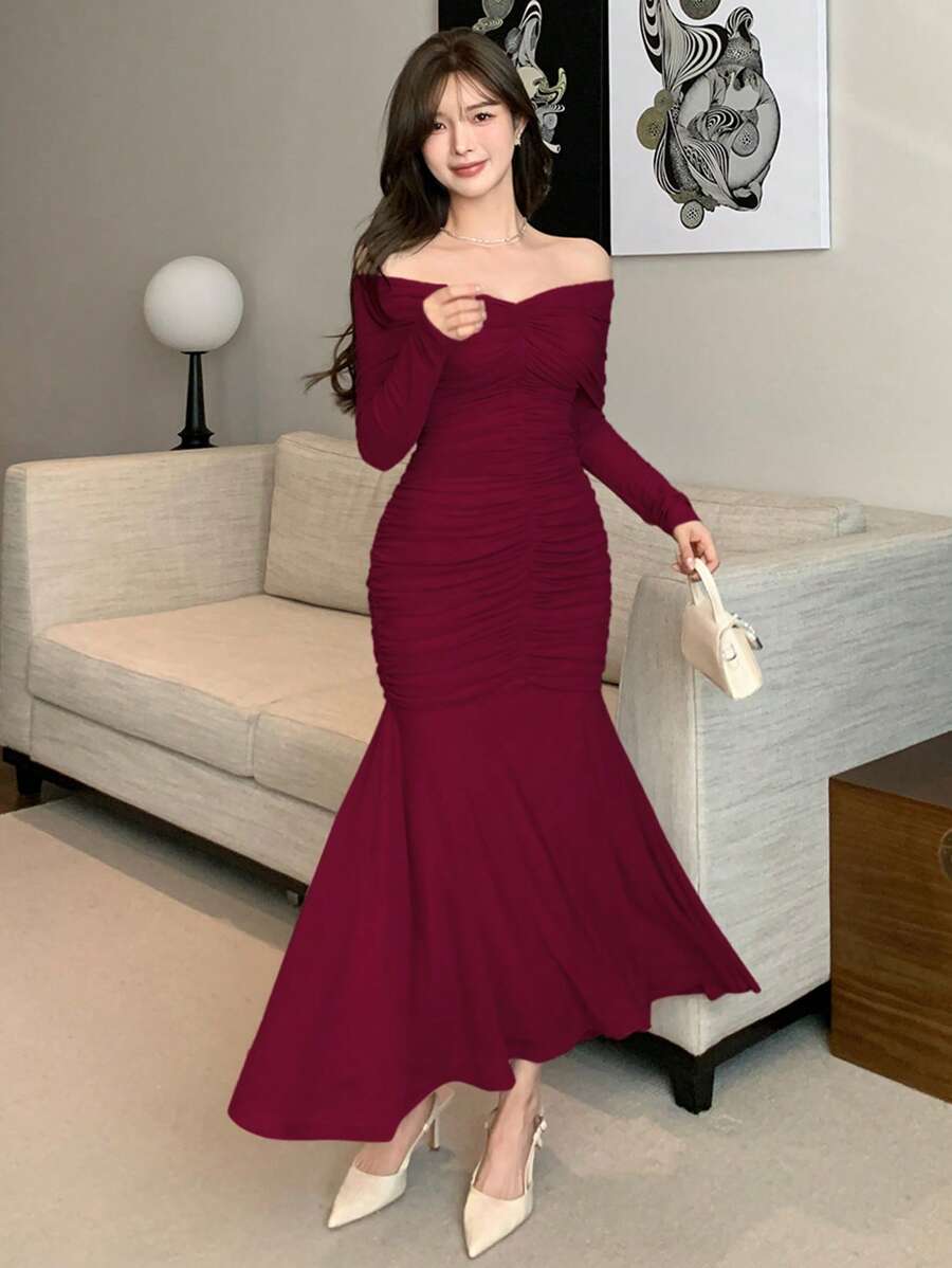 SHEIN DAZY فستان عنابي بأكتاف منحرفة وأكمام طويلة