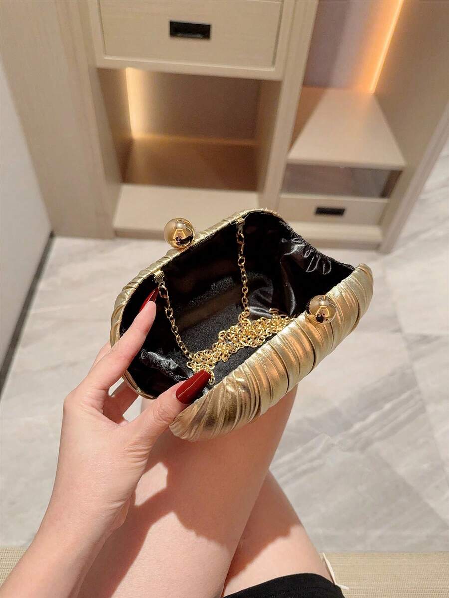 SHEIN حقيبة صغيرة بيضاوية لامعة بسلسلة معدنية