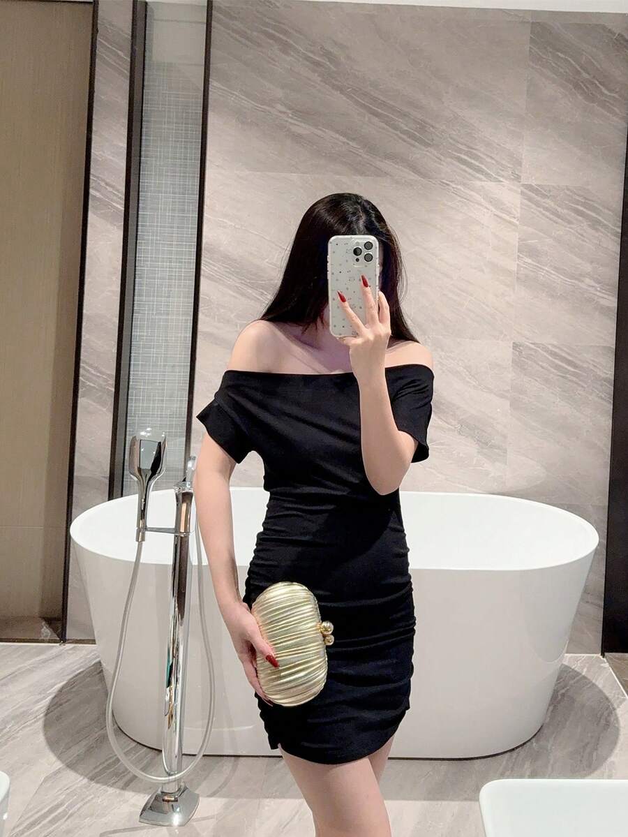 SHEIN حقيبة صغيرة بيضاوية لامعة بسلسلة معدنية