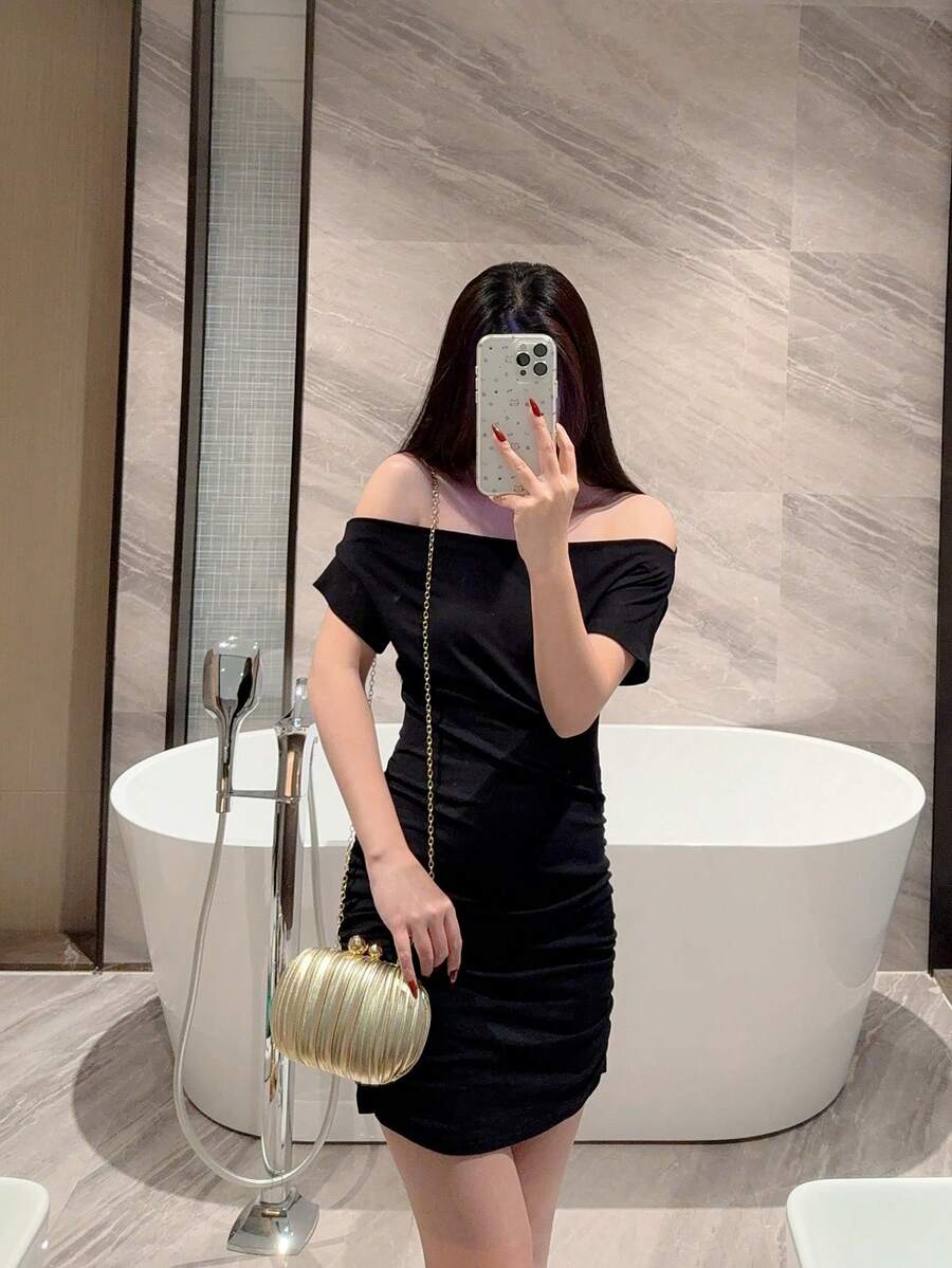 SHEIN حقيبة صغيرة بيضاوية لامعة بسلسلة معدنية