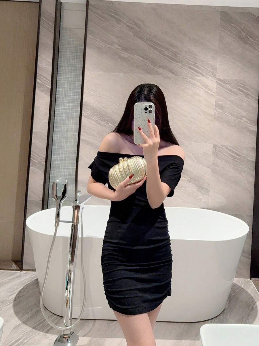 SHEIN حقيبة صغيرة بيضاوية لامعة بسلسلة معدنية