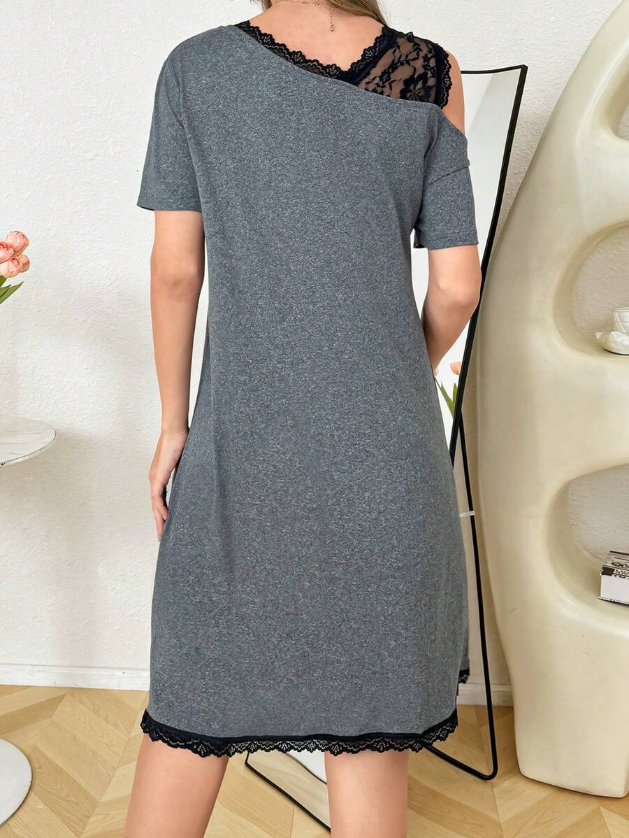 SHEIN فستان نوم قصير بأكمام قصيرة وتصميم غير متماثل بتفاصيل دانتيل