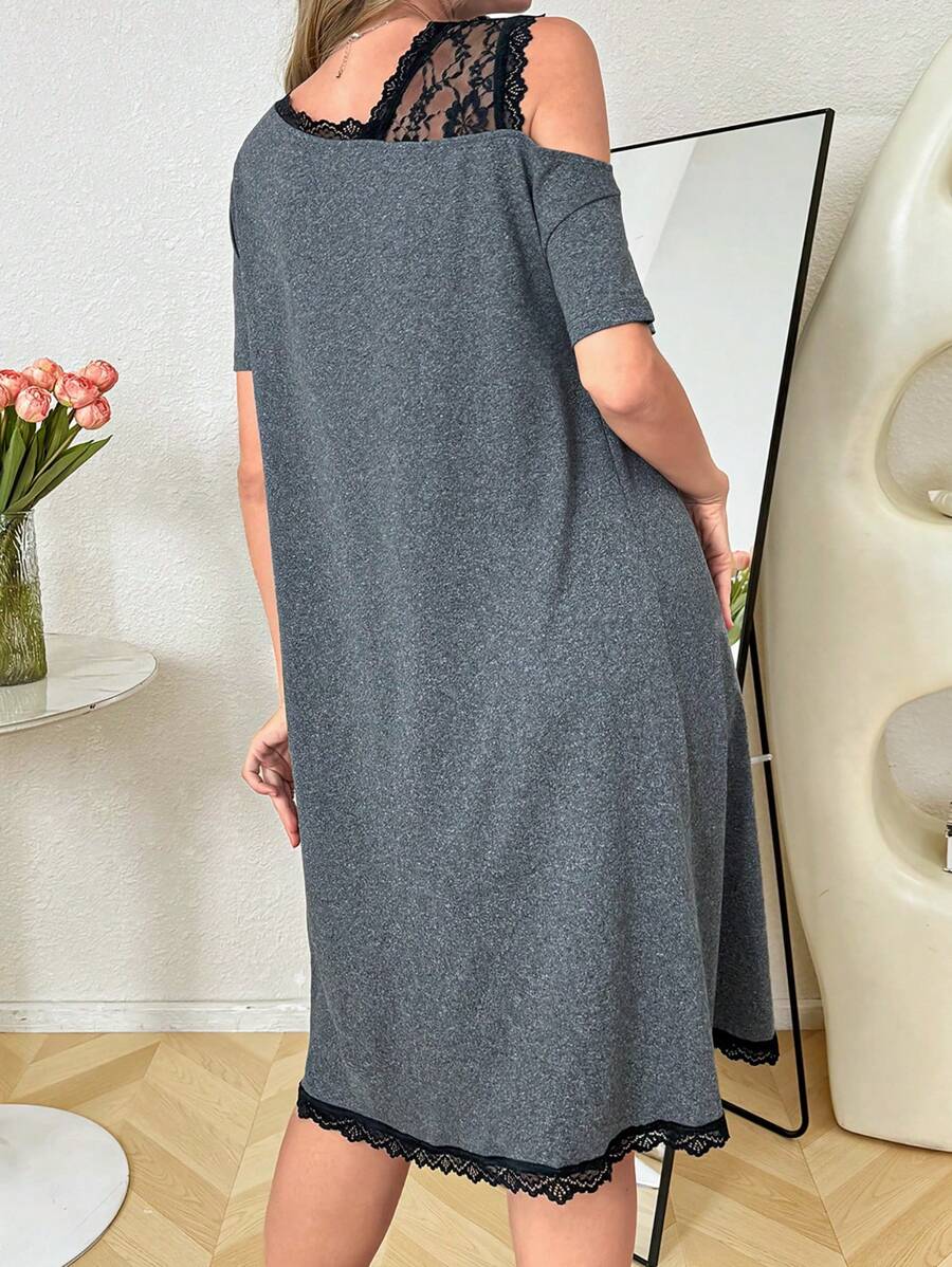 SHEIN فستان نوم قصير بأكمام قصيرة وتصميم غير متماثل بتفاصيل دانتيل