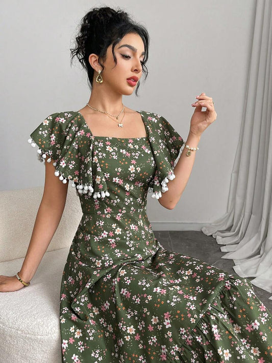 SHEIN Modelyn فستان طويل أخضر منقوش بأزهار صغيرة مع كشكش