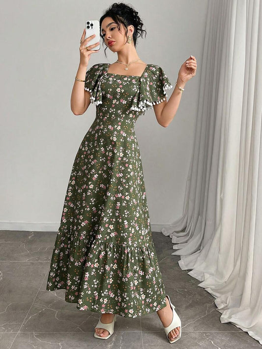 SHEIN Modelyn فستان طويل أخضر منقوش بأزهار صغيرة مع كشكش