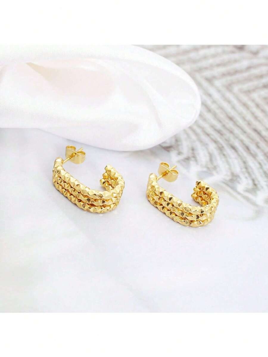 SHEIN اقراط حلقية بتصميم ناعم
