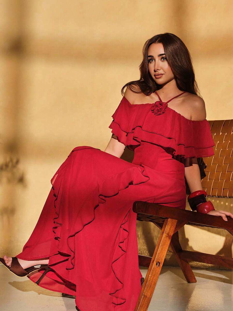 SHEIN Feyla فستان ماكسي أحمر  بكتف مكشوف وزهرة ثلاثية الأبعاد وحافة مجعدة