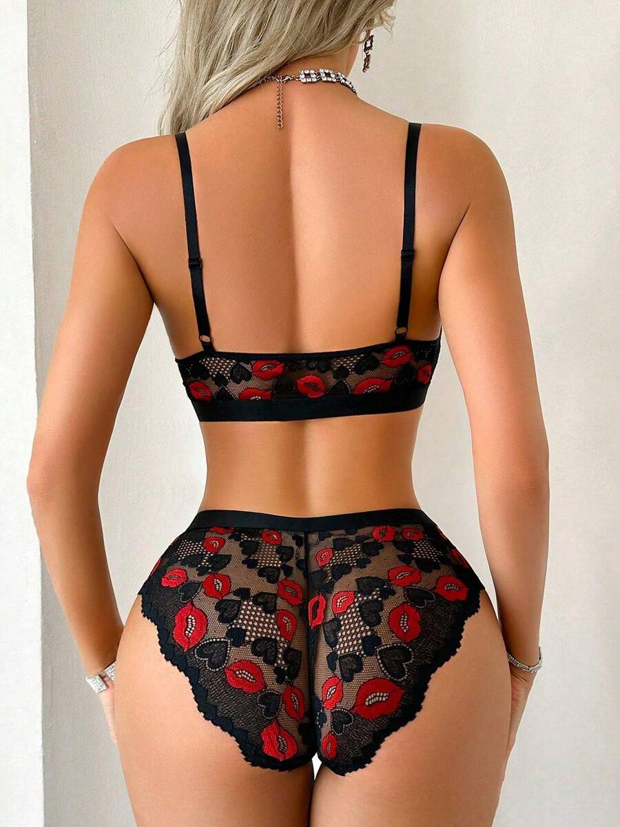 SHEIN طقم لانجري سترة وسروال من الدانتيل مفرغ مريح بدون سلك