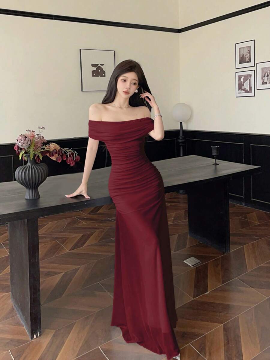 SHEIN Modelyn فستان عنابي طويل بطبقات وخصر مجمع