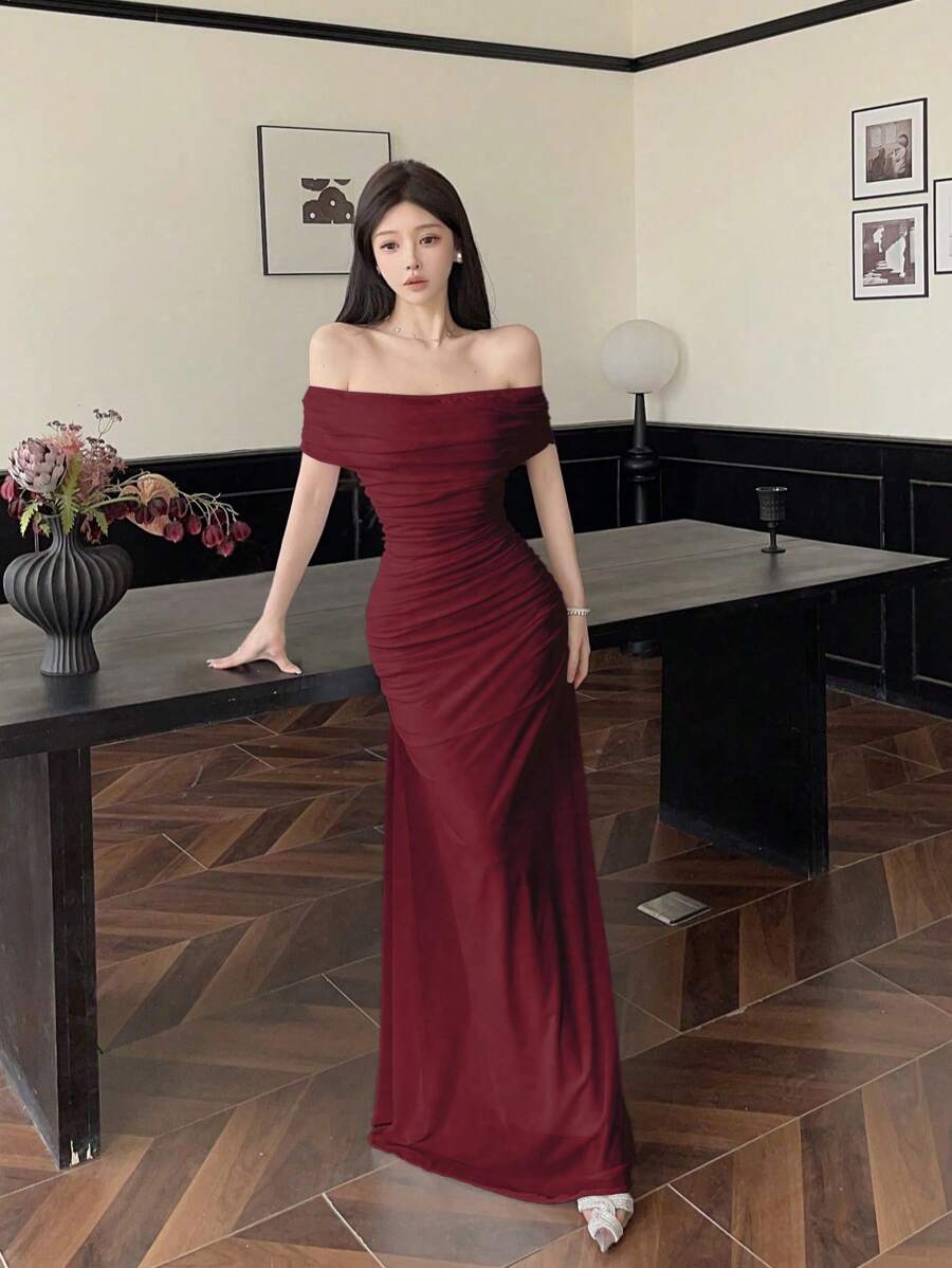 SHEIN Modelyn فستان عنابي طويل بطبقات وخصر مجمع
