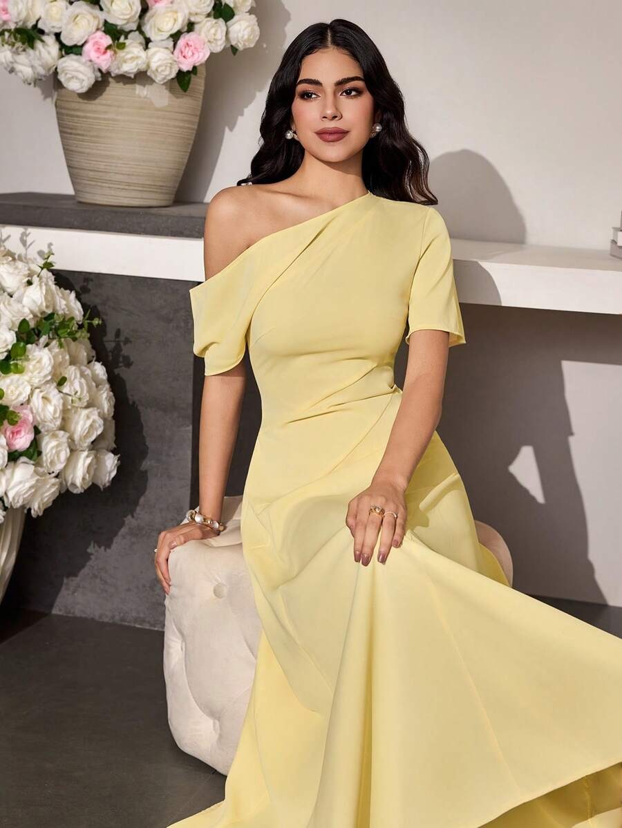 SHEIN Modely فستان أسيمتري أنيق