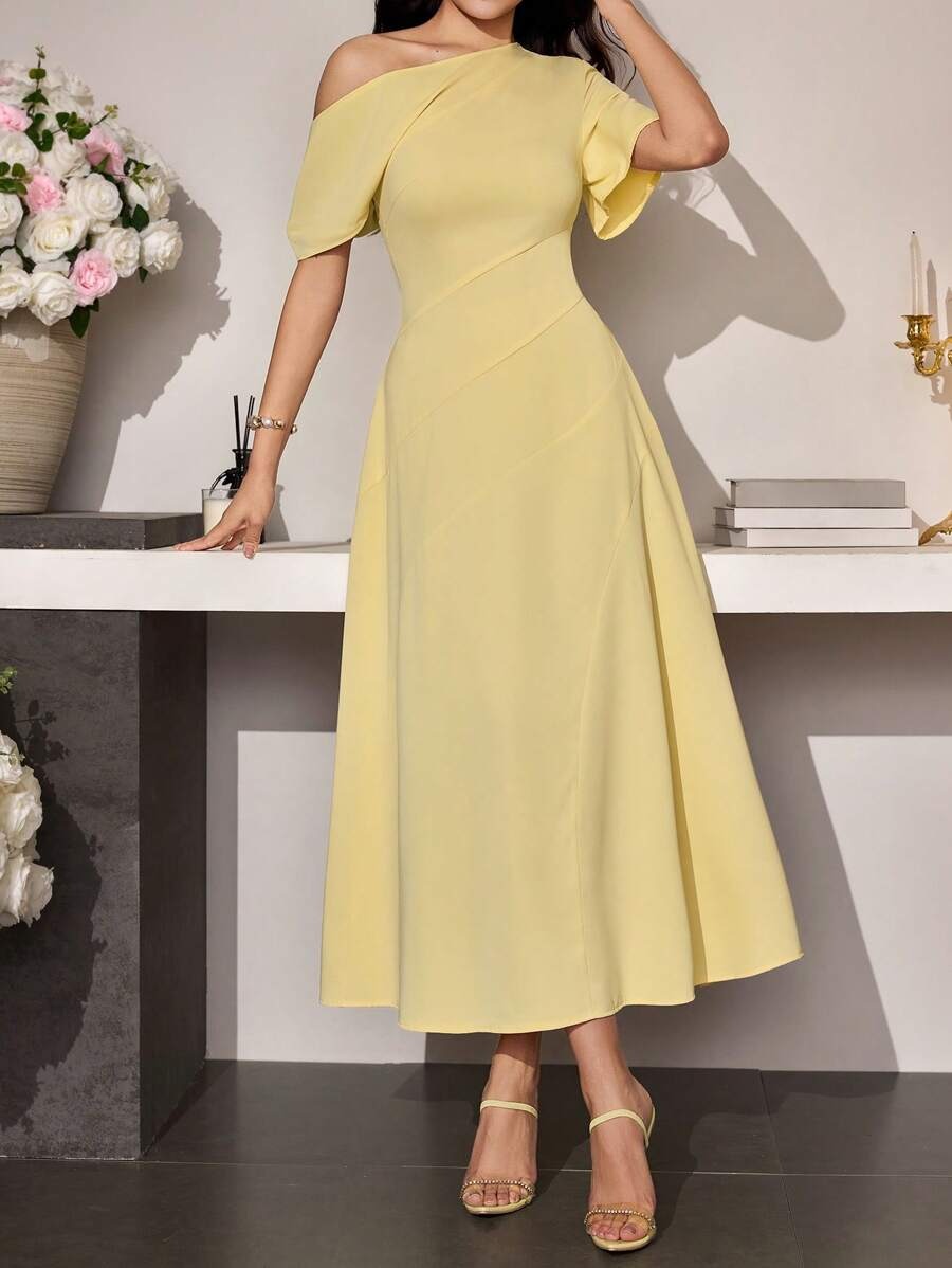 SHEIN Modely فستان أسيمتري أنيق