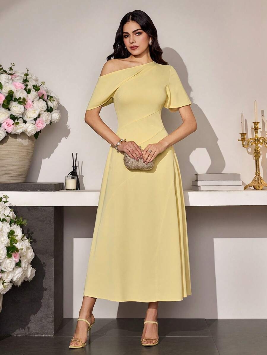 SHEIN Modely فستان أسيمتري أنيق