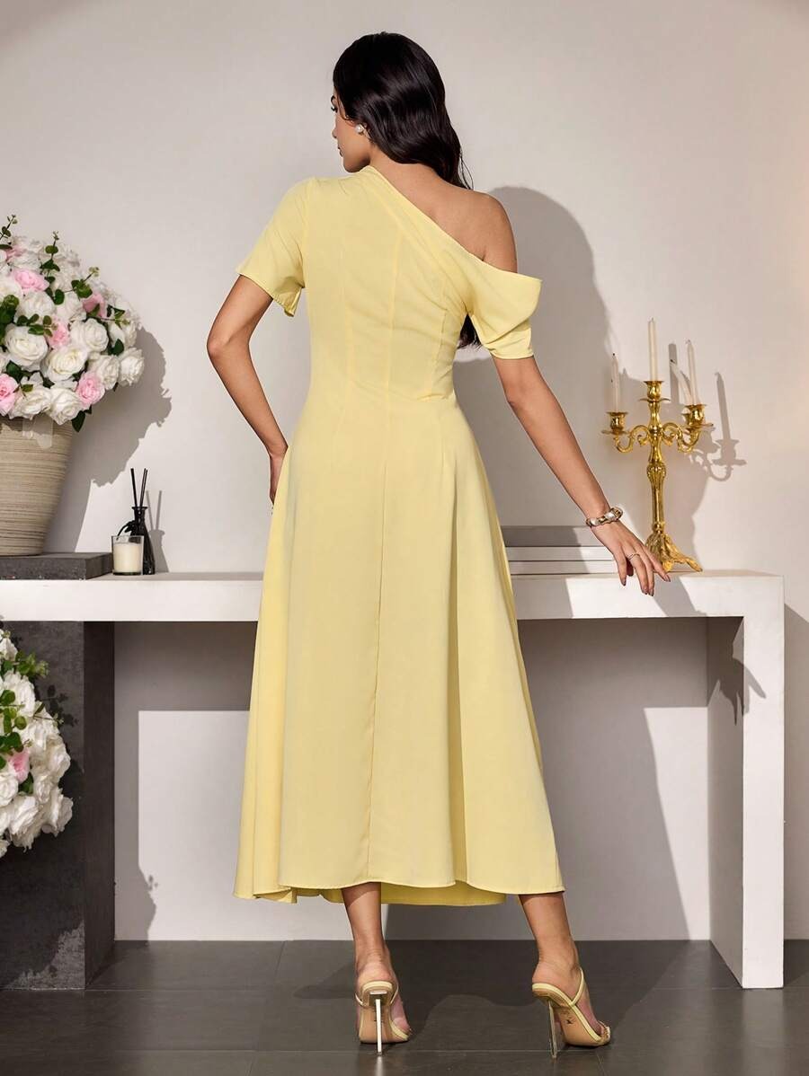 SHEIN Modely فستان أسيمتري أنيق
